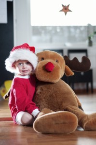 Santas little helper Children Christmas Photography. Tomtenisse med renen.