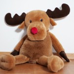 Rudolph the red-nosed raindeer. Barnfotografering jul rudolf med röda mulen.