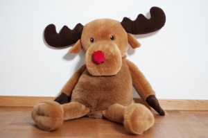 Rudolph the red-nosed raindeer. Barnfotografering jul rudolf med röda mulen.