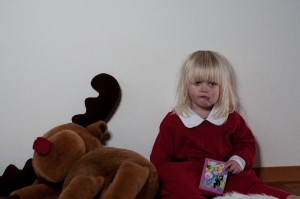 Sad girl santa Children Christmas Photo shoot. Ledsen tomteflicka Barn fotografering jul.