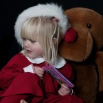 Children Santa hat Christmas Photo shoot. Barn i tomtemössa fotografering jul.