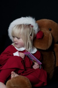 Children Santa hat Christmas Photo shoot. Barn i tomtemössa fotografering jul.